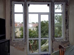 монтаж двери и окна на балконе